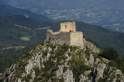 France, Ariège (09), Pays d' Olmes, château cathare de Montségur perché sur un pog et les Pyrénées (vue aérienne)