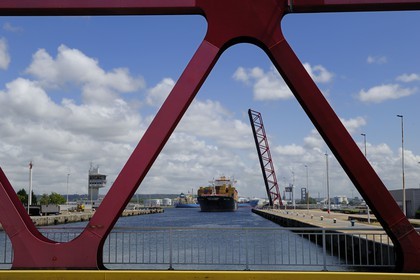 France, Seine-Maritime (76), Le Havre, le port de commerce, porte-conteneurs dans l'écluse François Ier