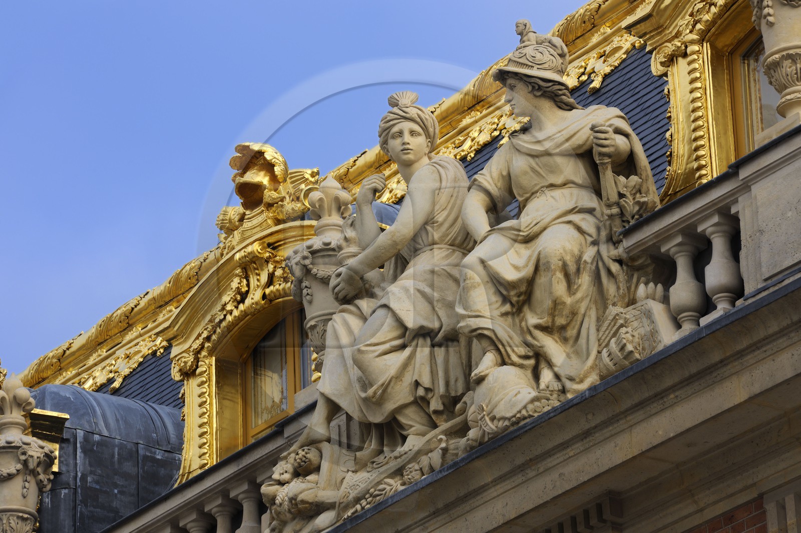France, Yvelines (78), château de Versailles, classé Patrimoine Mondial de l'UNESCO, statues en bordure d'un toit d'un batiment de la Cour de Marbre rénovée en 2008