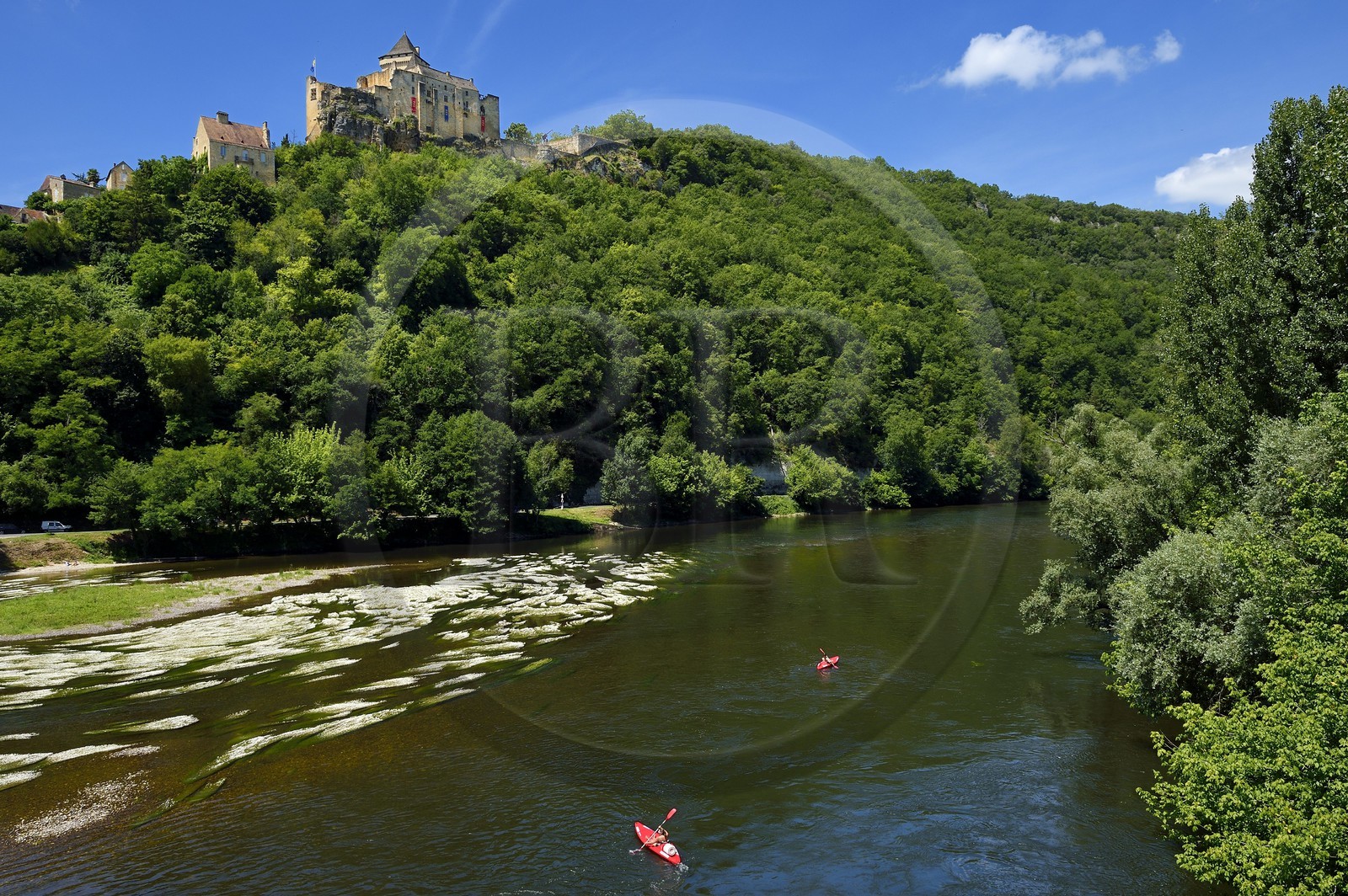 France, Dordogne (24), Périgord Noir, vallée de la Dordogne, Castelnaud-la-Chapelle labellisé Les Plus Beaux Villages de France, le château de Castelnaud-la-Chapelle sur un éperon rocheux au dessus de la rivière Dordogne