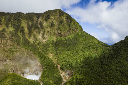 Caraïbes, Ile de la Dominique, Castle Bruce, Parc national du Morne Trois Pitons classé Patrimoine Mondial de l'UNESCO, Vallée de la Désolation, Boiling Lake, deuxième plus grand lac en ébullition du monde issu d'une fumerolle inondée (vue aérienne)