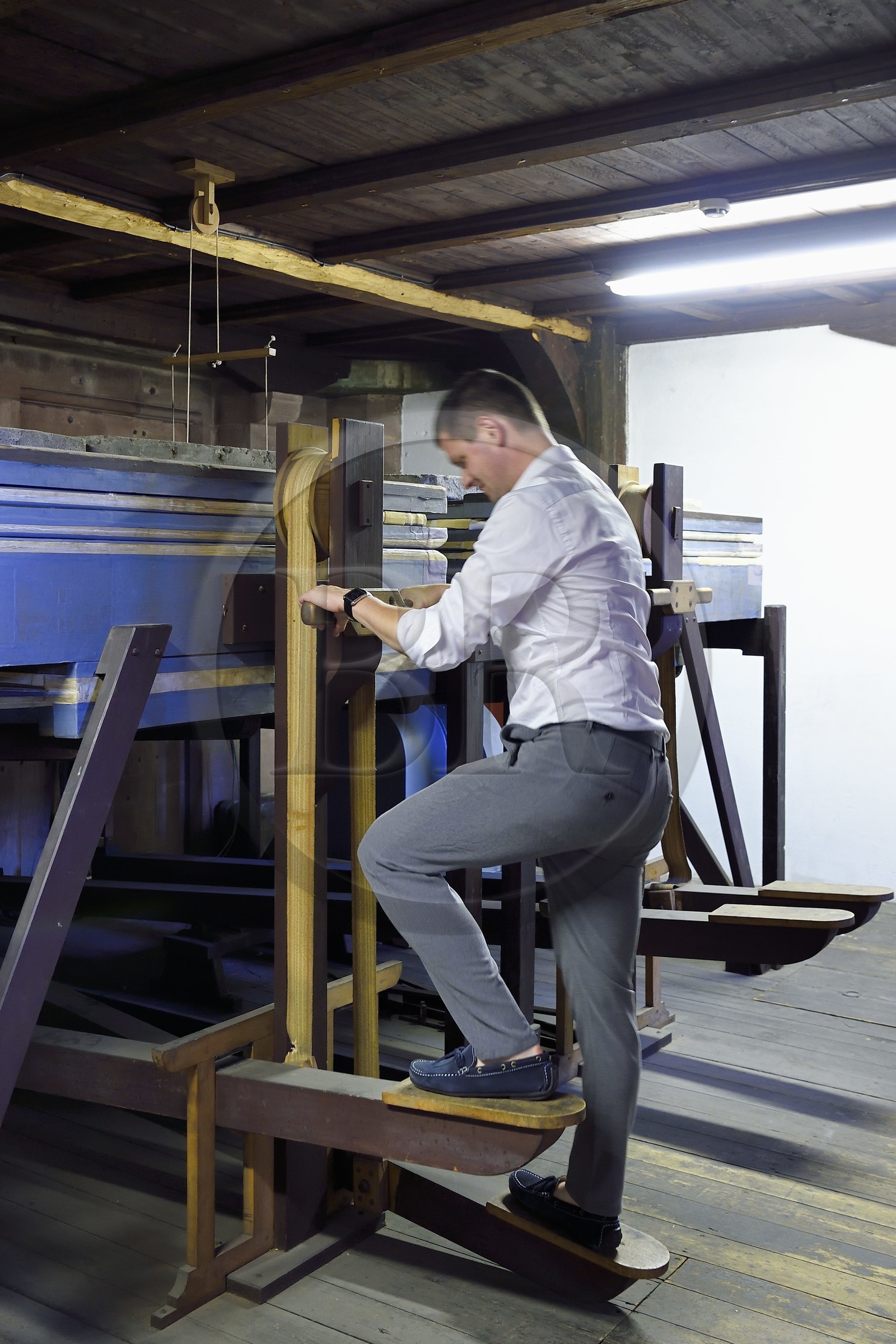 France, Bas-Rhin (67), Strasbourg, vieille ville classée au Patrimoine Mondial de l'UNESCO, la cathédrale Notre-Dame, l'alimentation en vent et les sommiers du grand orgue