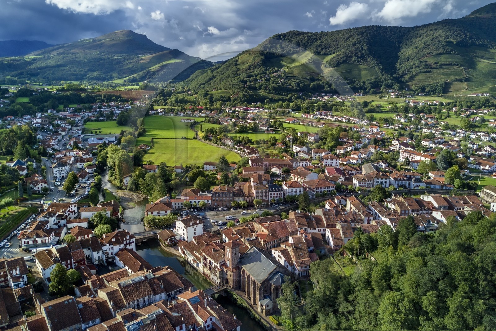 France, Pyrénées-Atlantiques (64), Pays-Basque, Saint-Jean-Pied-de-Port, le Pont Vieux sur la rivière Nive de Béhérobie et l'église Notre-Dame du Bout du Pont (vue aérienne)