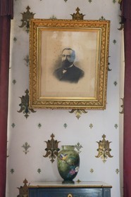 France, Haute-Corse (2B), Cap Corse, Rogliano, le palazzu Nicrosi (Palazzi ou Maison d'Americain), Pierre Nicrosi, ici en portrait, prospéra avec ses trois frères dans le commerce, l’immobilier et le coton en Alabama, le grand salon est encore tapissé du papier peint à motifs floraux à la feuille d’or posé voilà 135 ans