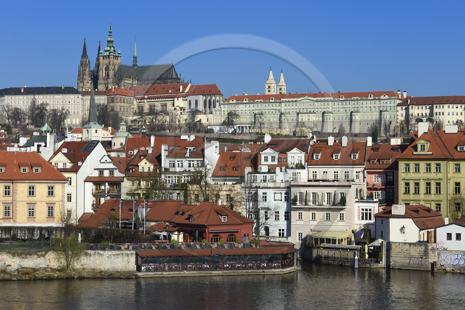 République Tchèque, Prague, centre historique classé Patrimoine Mondial de l' UNESCO, quartier de Mala Strana et la cathédrale Saint-Guy surplombant le chateau Royal en arrière plan