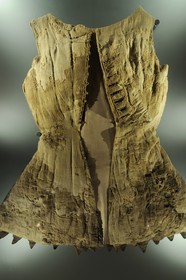 Portugal, région du Minho, Guimaraes, ville classée Patrimoine Mondial de l' UNESCO, musee Alberto Sampaio dans l'ancien couvent de Nossa Senhora Da Oliveira, cotte d'armes qu'aurait porté le Roi D. Joao (Jean 1er) à la bataille d'Aljubarrota (1385)