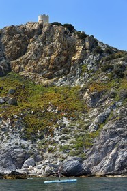 France, Var (83), Six-Fours-les-Plages, Ile des Embiez, Pointe du Coucoussa surplombée par la Tour de la Marine, randonnée aquatique sur un paddle