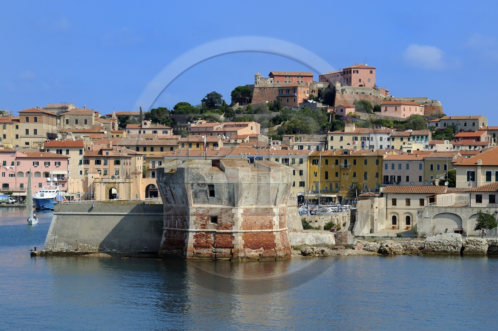 Italie, Toscane, l’Ile d’Elbe, Portoferraio, le Fort Stella dans la vieille ville et la Tour Torre del Martello à l'entrée du vieux Port