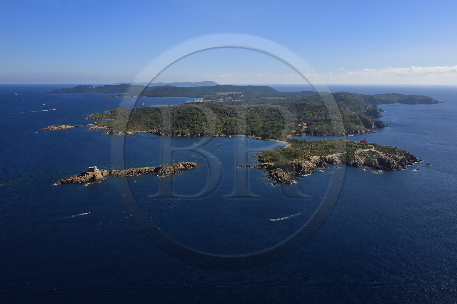 France, Var (83), Iles d'Hyères, parc national de Port Cros, Ile de Porquerolles, le Fort du Petit Langoustier à gauche et le Fort du Grand Langoustier à droite au premier plan (vue aérienne)