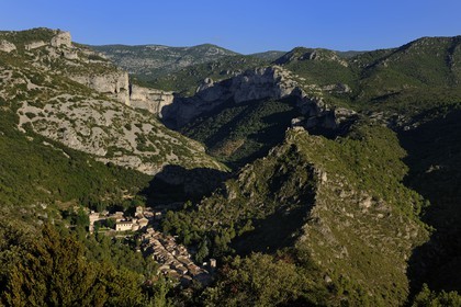 France, Hérault (34), village médiéval de Saint-Guilhem-le-Désert, labellisé Les Plus Beaux Villages de France, la combe de Gellone et le village au creux des monts de l'Infernet