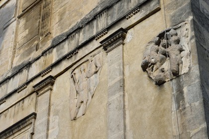 France, Bouches-du-Rhône (13), Arles, l’hotel particulier des Amazones avec des ornements prélevés dans la nécropole romaine des Alyscamps