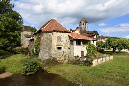 France, Dordogne (24), Périgord Vert, Saint-Jean-de-Côle, labellisé Les Plus Beaux Villages de France, le village et le clocher de l'église Saint-Jean-Baptiste