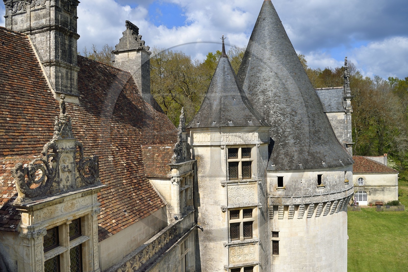 France, Dordogne (24), Périgord Vert, Villars, château de Puyguilhem de style Renaissance, haut de lucarne décoré et l'escalier dans la tourelle