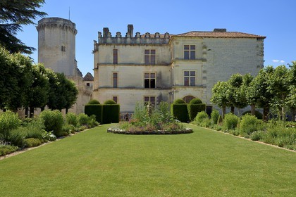 France, Dordogne (24), Périgord Vert, Bourdeilles, chateau de Bourdeilles, le chateau du XVe siècle dit Pavillon Renaissance à droite et le chateau médiéval du XIIIème siècle en arrière plan à gauche