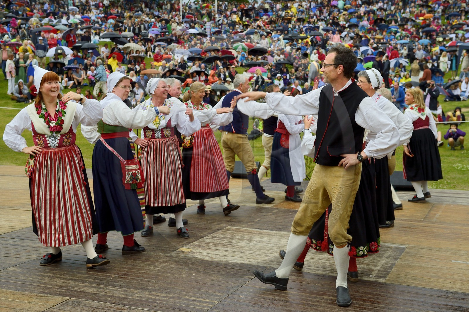 Suède, comté de Dalécarlie, Leksand, les très populaires célébrations du solstice d'été pour la Saint-Jean, danses folkloriques en costumes traditionnels