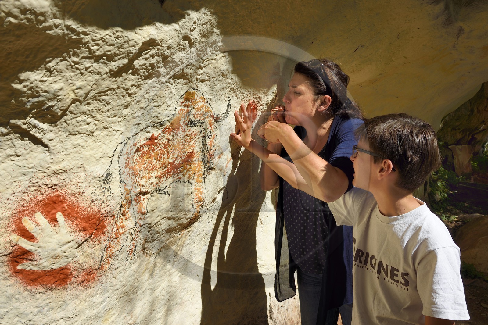 France, Dordogne (24), vallée de la Vézère, Sergeac, Site préhistorique de Castel Merle, reconstitution des gestes de peintures préhistoriques avec jets de pigments