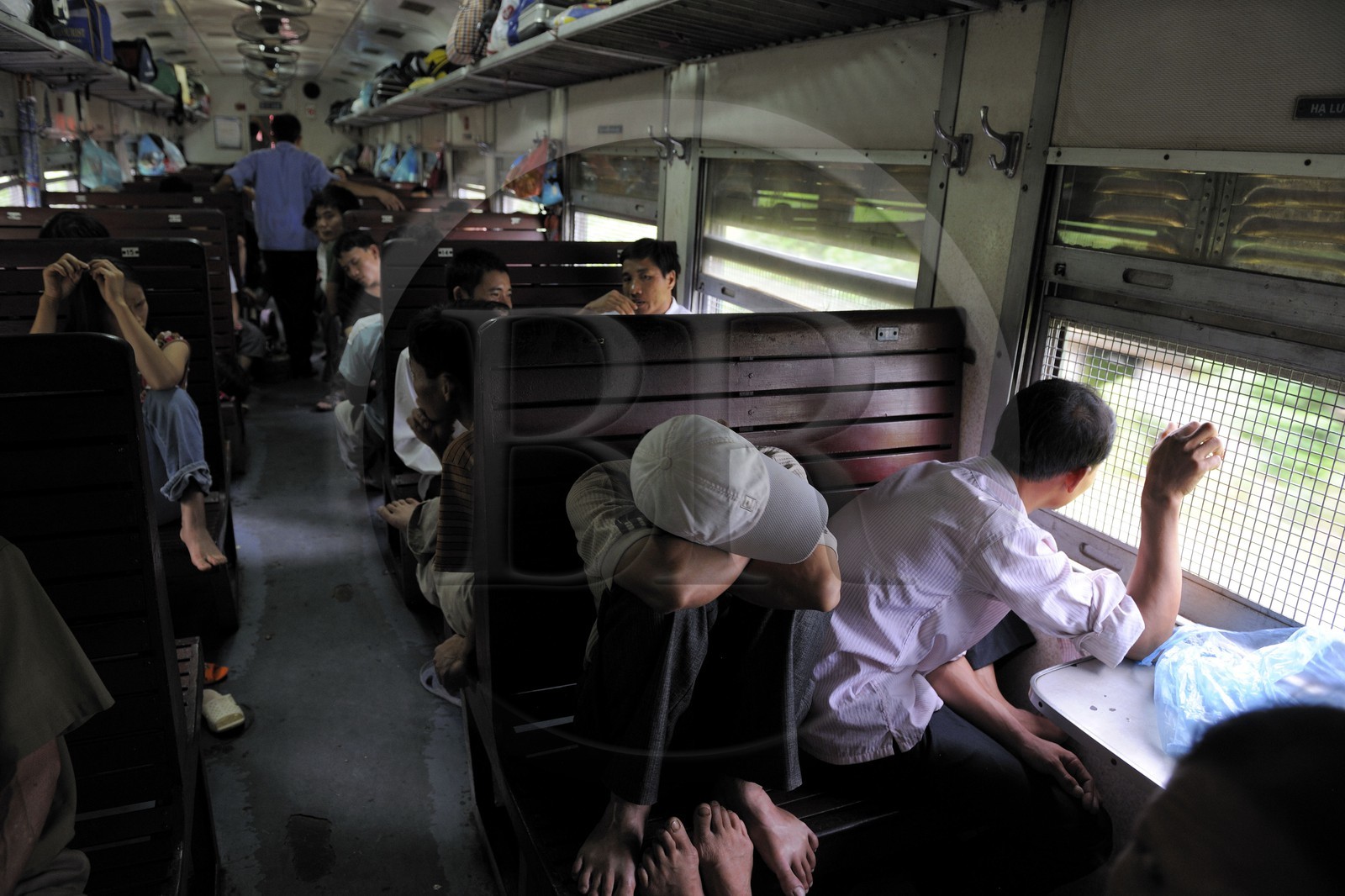 Vietnam, train de jour de Lao Cai à Hanoï, classe assis dur non climatisé, les grillages sont là pour protéger les passagers des éventuels lancer de pierres par des enfants