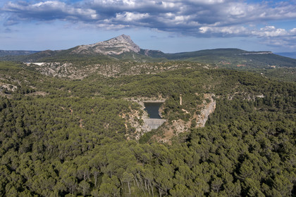 France, Bouches-du-Rhône (13), Aix en Provence, plateau de Bibemus, le barrage Zola (Cézanne y a peint la série des Baigneurs) et la montagne Sainte Victoire en arrière plan (vue aérienne)