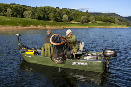 France, Nièvre (58), Parc naturel régional du Morvan, Chaumard, lac de Pannecière, pêche à la ligne sur une barque, Claude et Christophe ont pêchés une perche barrée