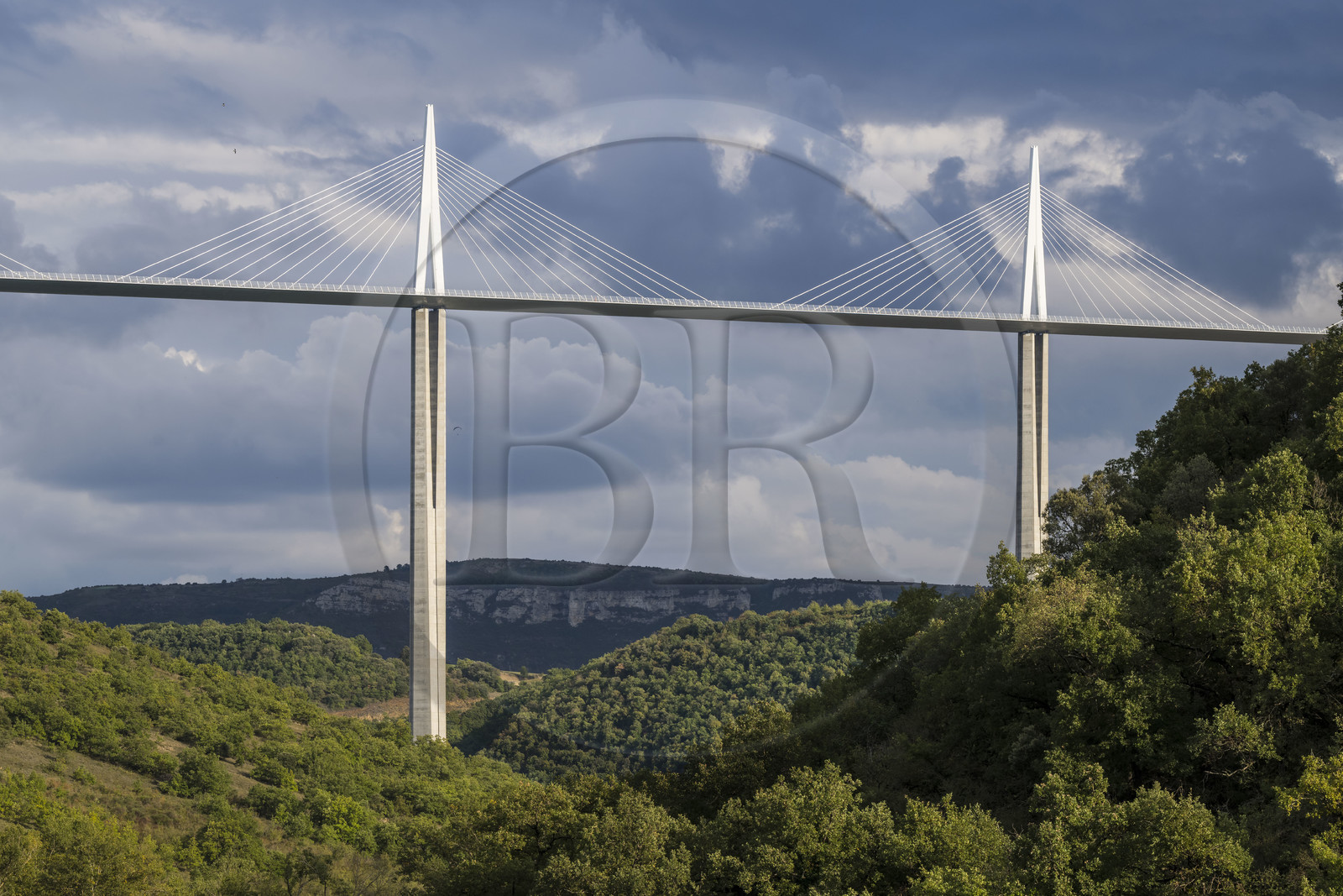 France, Aveyron (12), parc naturel régional des Grands Causses, Peyre, le viaduc de Millau des architectes Michel Virlogeux et Norman Foster, entre le Causse du Larzac et le Causse de Sauveterre au dessus du Tarn