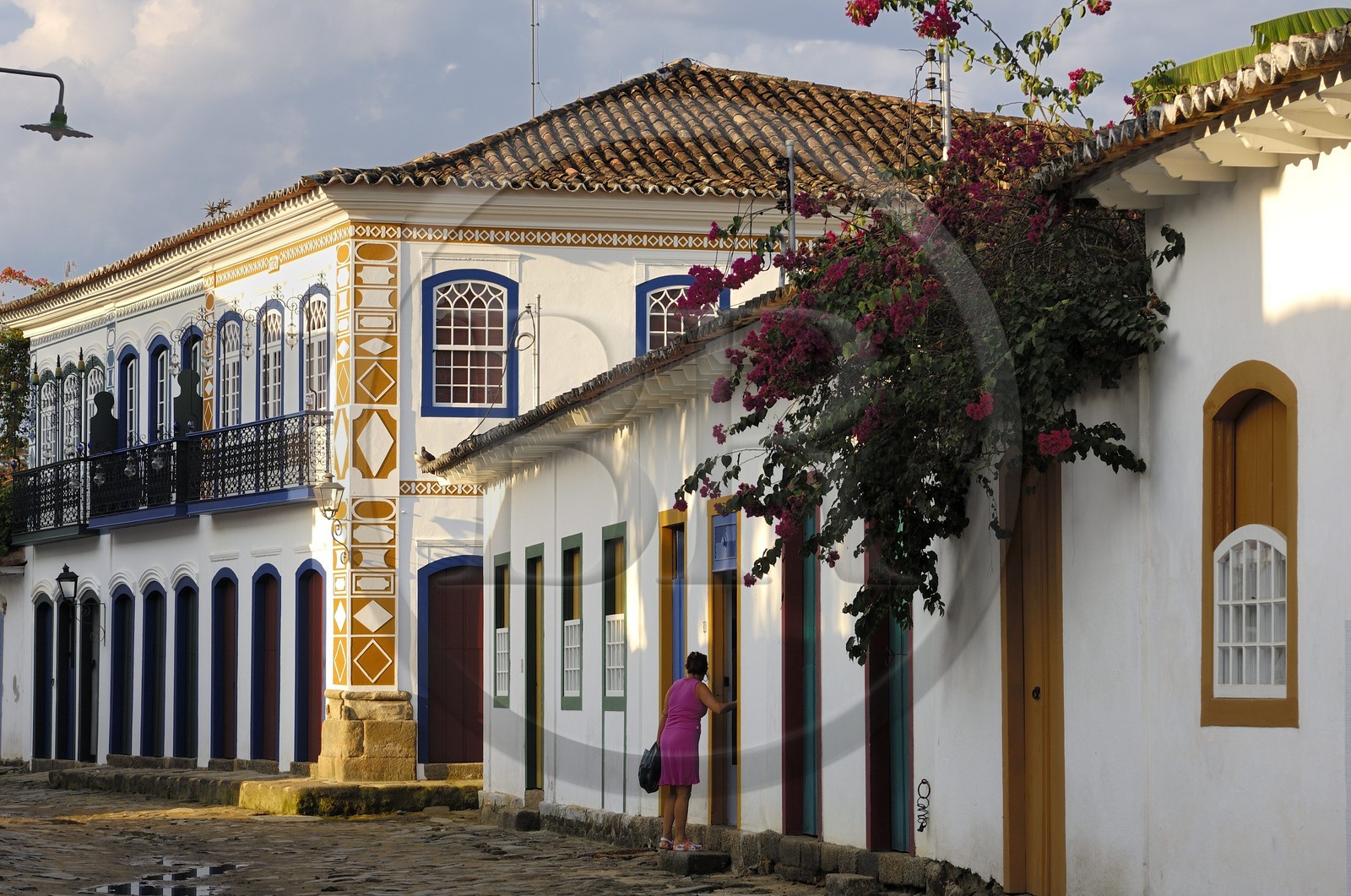 Brésil,  Etat de Rio de Janeiro, Paraty, ville coloniale fondée en 1667 pour exporter l'or brésilien, maisons traditionelles dans les rues pavées (Route de l'or, Estrada Real)