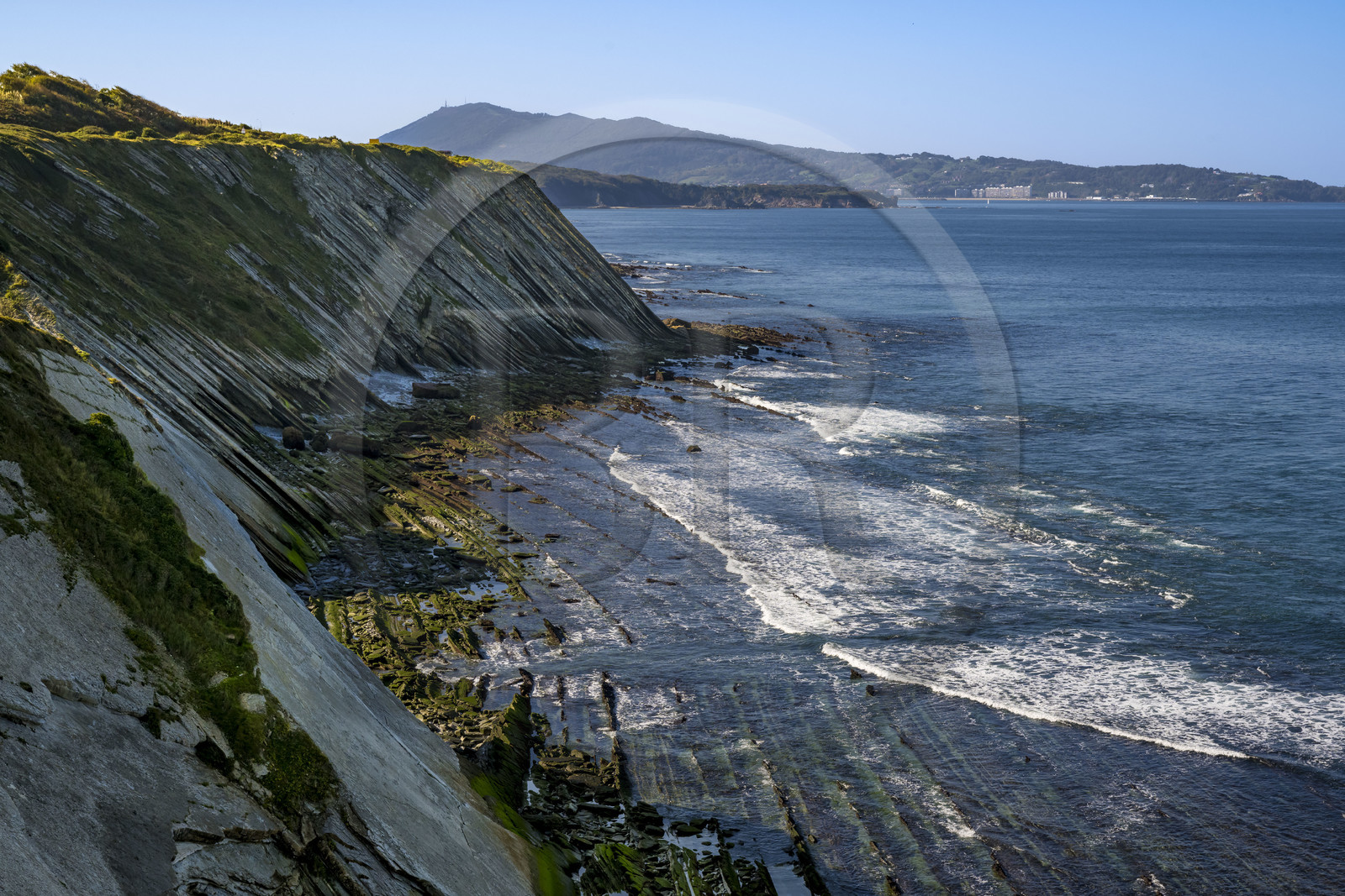 France, Pyrénées-Atlantiques (64), Pays-Basque, la Corniche Basque, Urrugne, la côte Atlantique vers Socoa, falaises de flysch