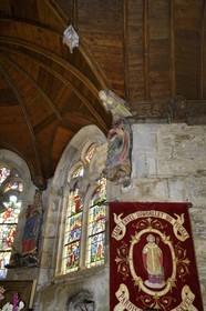 France, Côtes-d'Armor (22), église de Loc-Envel, sculptures peintes en bois sur la sablière décorant la voûte (16ème siècle)