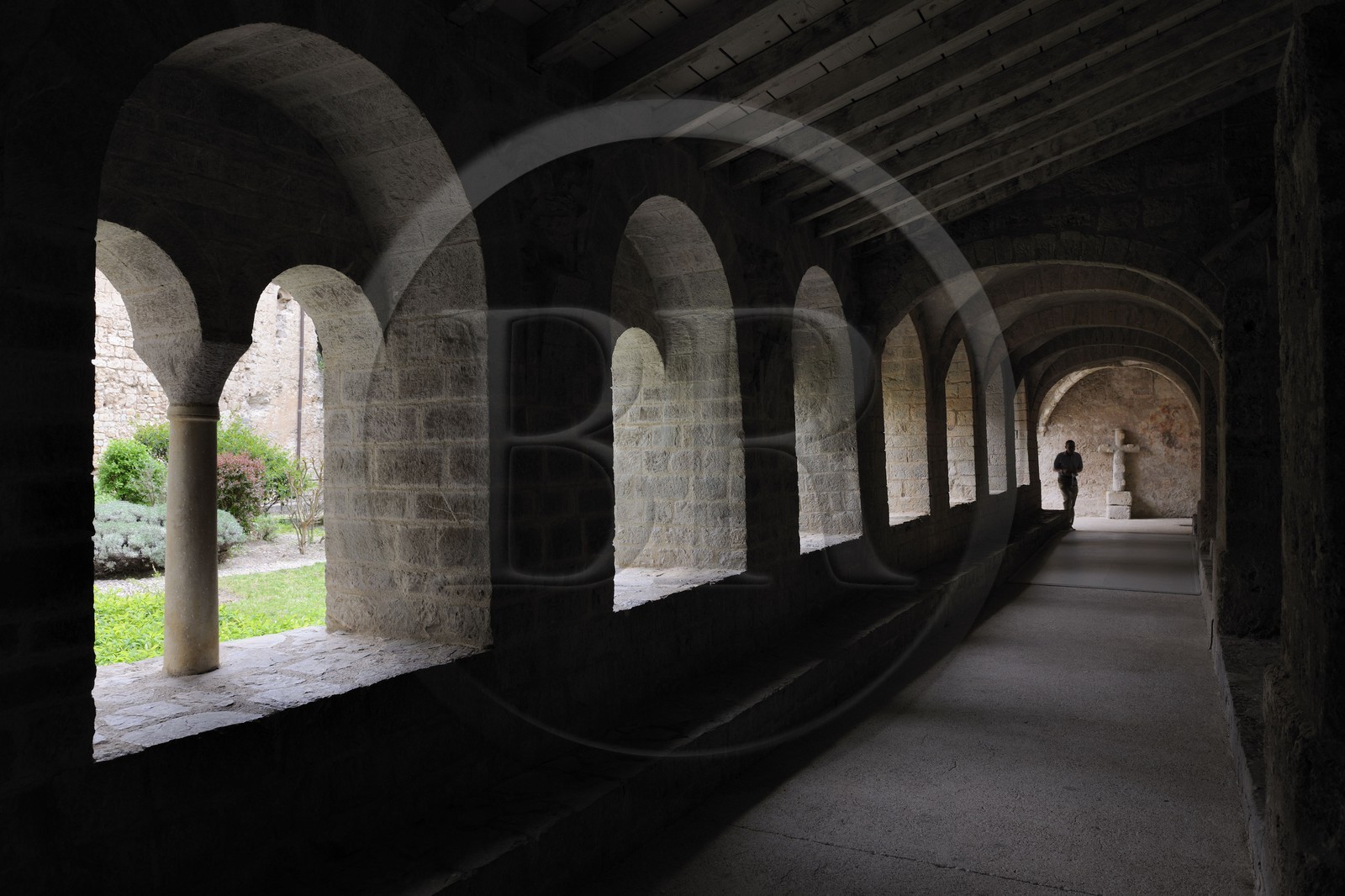 France, Hérault (34), village médiéval de Saint-Guilhem-le-Désert, étape du pélerinage de Saint-Jacques-de-Compostelle, labellisé Les Plus Beaux Villages de France, abbaye de Gellone du XIe siècle classée Patrimoine Mondial de l'UNESCO, Le cloître
