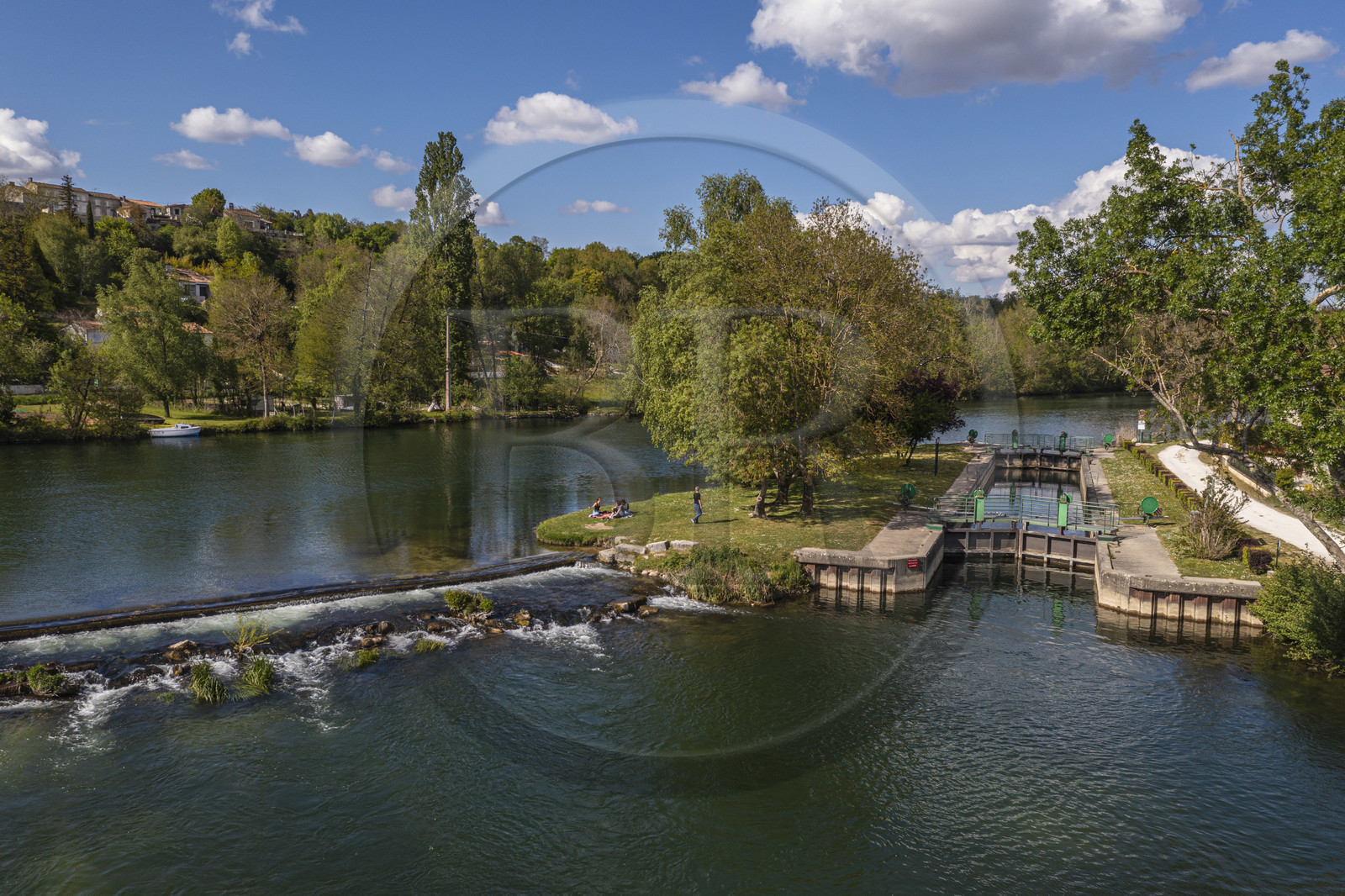 France, Charente (16), Saint-Simeux, l'écluse sur La Charente bordée par le chemin de halage devenu aujourd'hui la véloroute la Flow Vélo (vue aérienne)