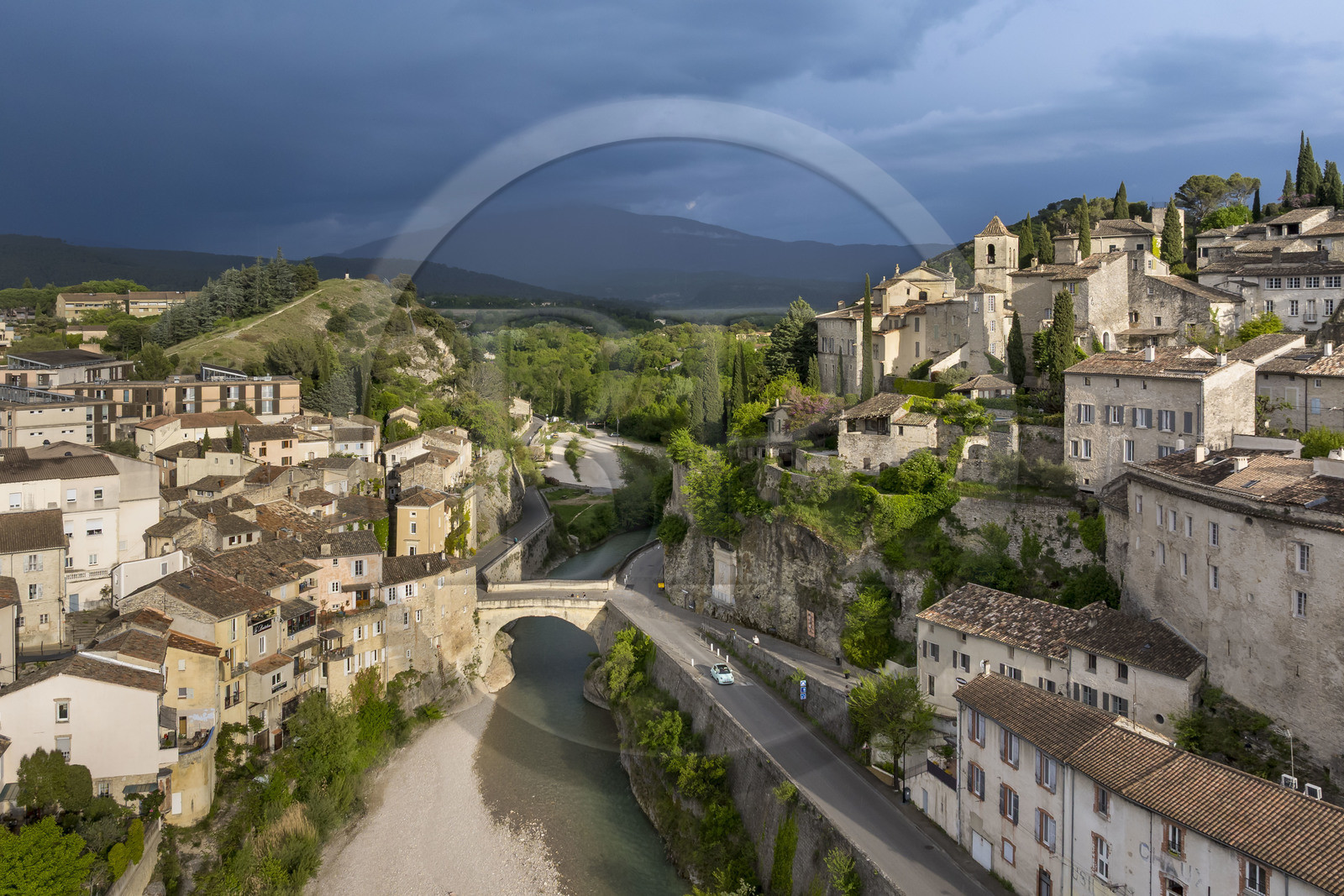 France, Vaucluse (84), Vaison-la-Romaine, le pont romain sur l'Ouvèze datant du 1er siècle apr. J.-C. qui relie la ville basse et la ville médiévale à droite, le Mont Ventoux en arrière-plan (vue aérienne)