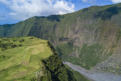 France, Ile de la Reunion, Saint-Joseph, Grand-Coude, plateau situé entre la rivière des Remparts à l'Ouest (ici à droite) et la rivière Langevin à l'Est (vue aérienne)