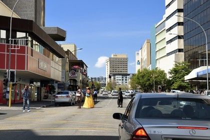 Namibie, région de Khomas, Windhoek, femme Damara traversant Independence Avenue