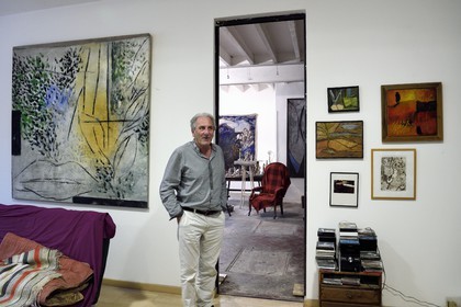 France, Var (83), Toulon, l'artiste peintre Serge Plagnol dans son atelier