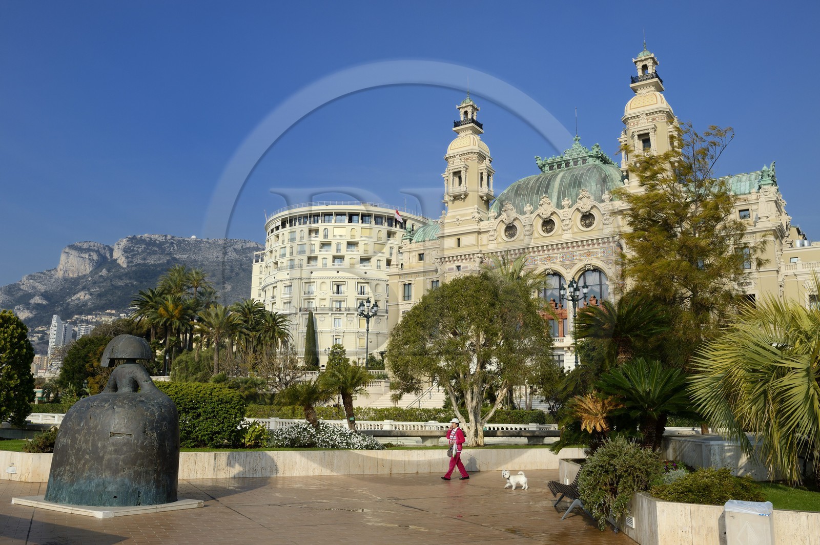 Principauté de Monaco, Monaco, Monte-Carlo, Société des Bains de Mer de Monaco, la facade coté mer du casino et de l'Opera conçu par l'architecte Charles Garnier, à gauche la sculpture Reina Mariana (2004) de Manolo Valdez, au centre l'Hotel de Paris, Mention obligatoire : Société des Bains de Mer de Monaco