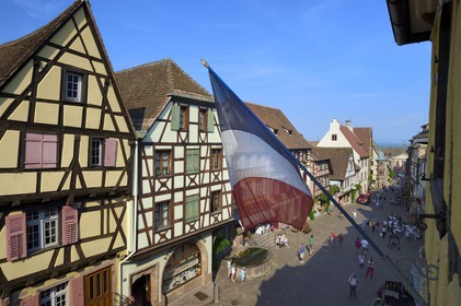 France, Haut-Rhin (68), Riquewihr, labellisé Les Plus Beaux Villages de France, maisons à pans de bois dans la rue principale (rue du Général de Gaulle) et l'Hotel de Ville en arrière plan