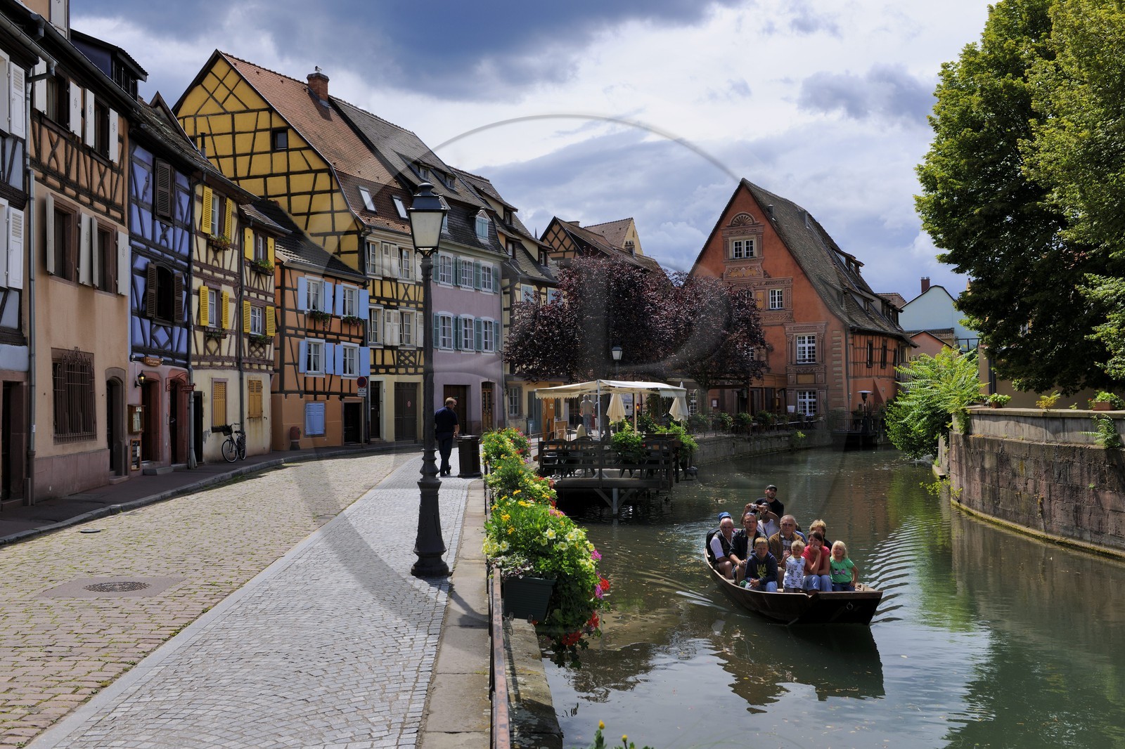 France, Haut-Rhin (68), Colmar, la petite Venise, quartier de la Krutenau arrosé par la rivière Lauch, promenade en barque à fond plat le long du quai de la Poissonnerie