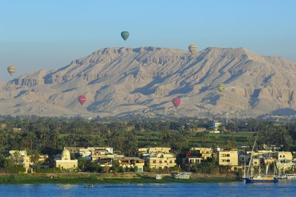 Egypt, Upper Egypt, Nile Valley, Luxor, West bank, hot air balloons flying over the Theban Necropolis