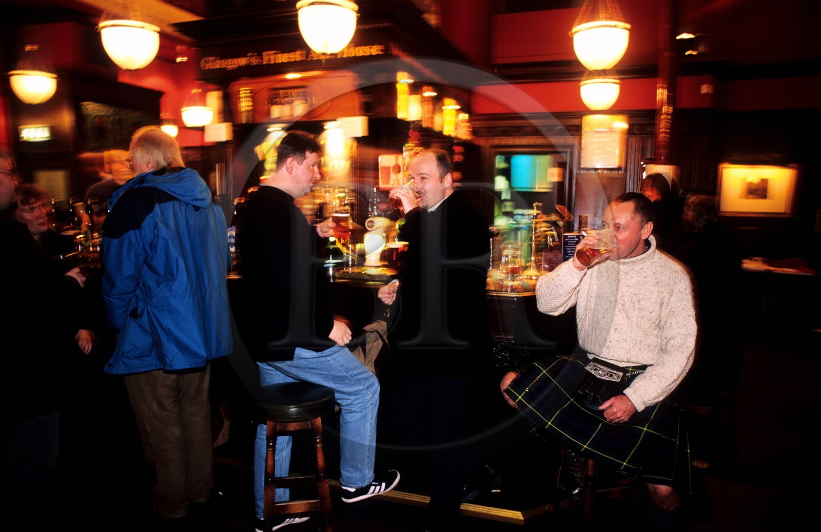 Royaume-Uni, Ecosse, Glasgow, écossais en kilt dans un pub