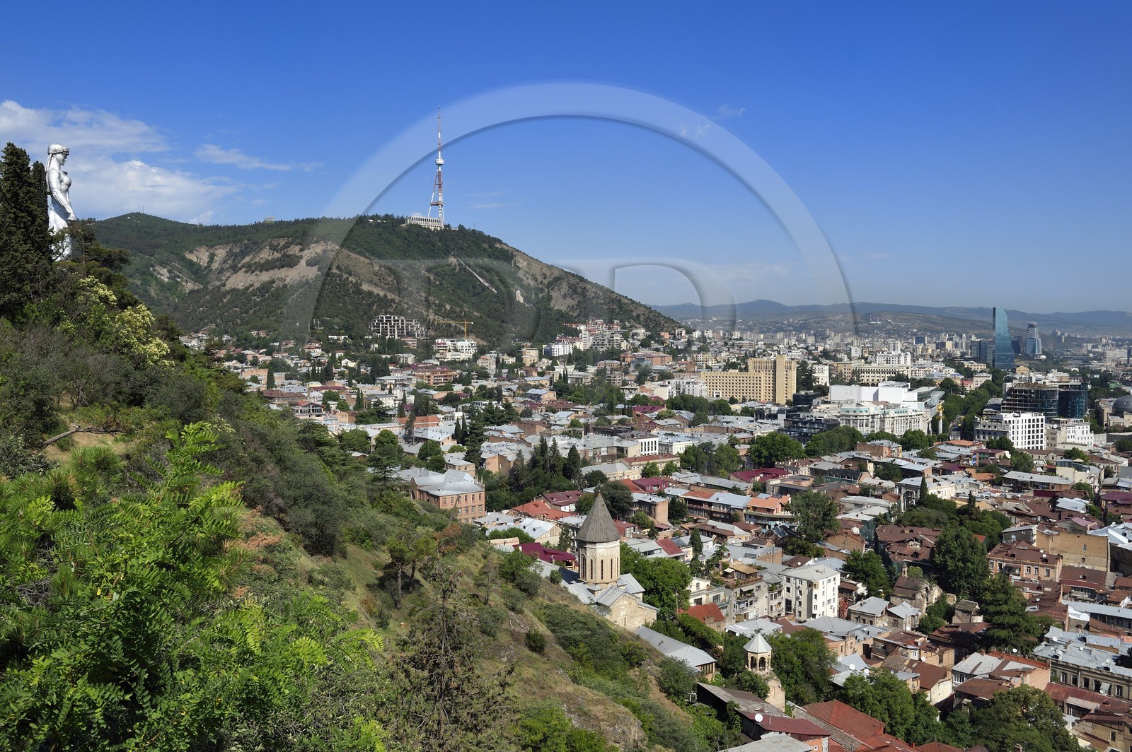 Géorgie, Tbilissi, statue de mère Géorgie dominant la ville, vue générale depuis la forteresse de Narikala