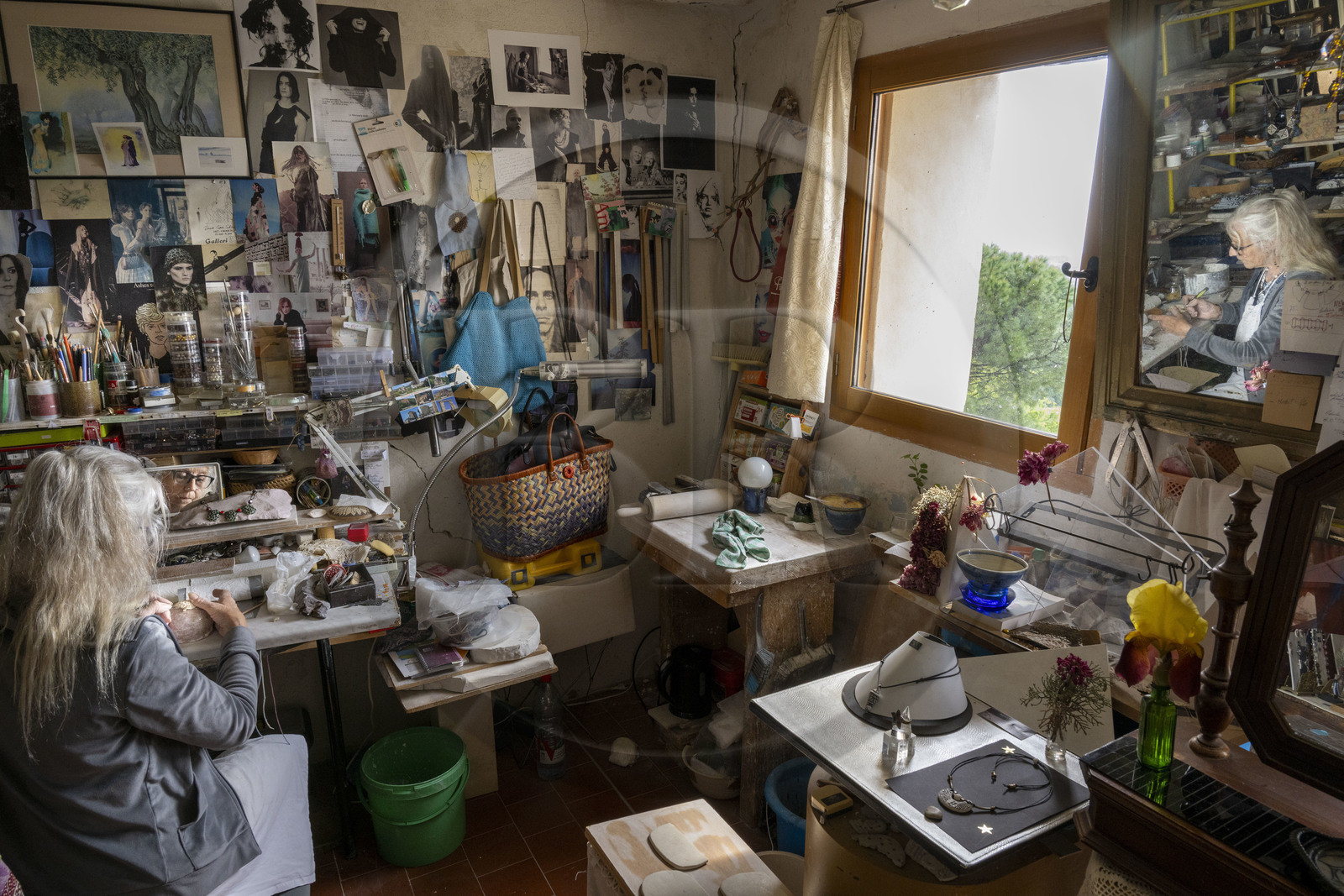 France, Vaucluse (84), Dentelles de Montmirail, le village médiéval de Séguret, labellisé Les Plus Beaux Villages de France, atelier de Kti Sias qui créé des bijoux en céramique