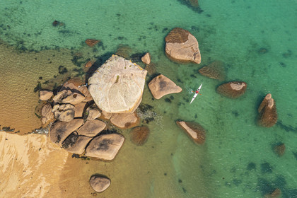 France, Côtes-d'Armor (22), Côte de Granit Rose, Trégastel, Ile Renote, kayak évoluant au milieu du chaos granitique (vue aérienne)