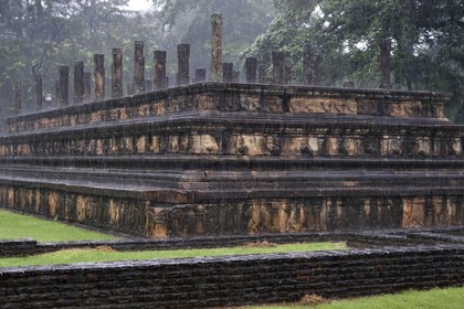 Sri Lanka, province du Centre-Nord, Polonnaruwa, l'ancienne capital du pays (XIe au XIIIe siècle) est classée au Patrimoine Mondial de l'UNESCO, Chambre du Conseil (Raja Sabahawa) datant du XIIe siècle