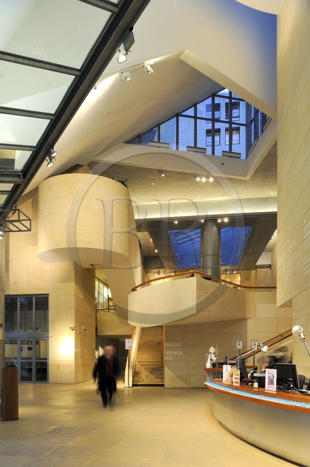France, Paris (75), la Cinémathèque Française (ex American Center) de l'architecte Frank O. Gehry dans le parc de Bercy