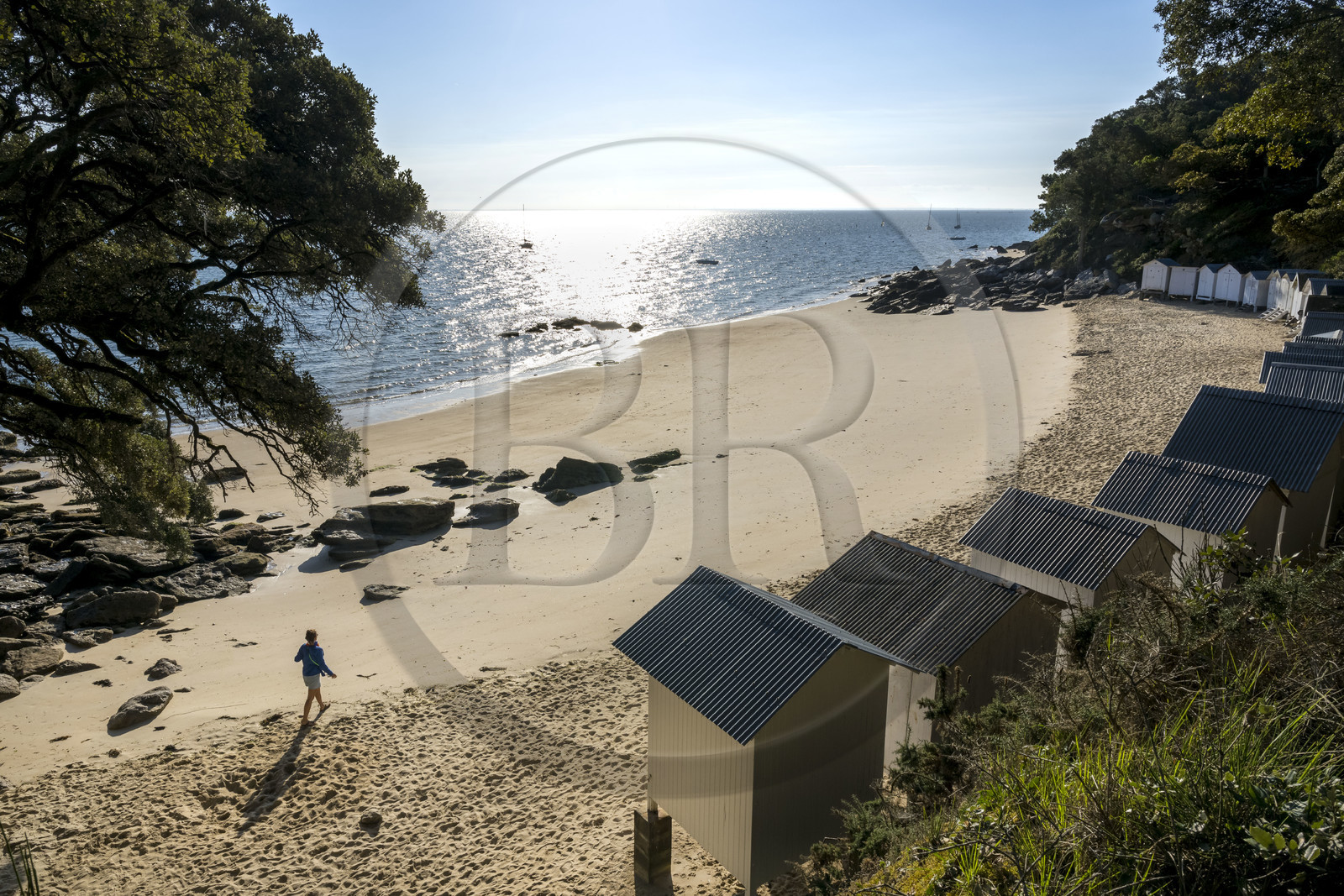 France, Vendée (85), Ile de Noirmoutier, Noirmoutier-en-l'Ile, le Bois de la Chaise, la plage de l'Anse Rouge et ses cabines de plage en bois