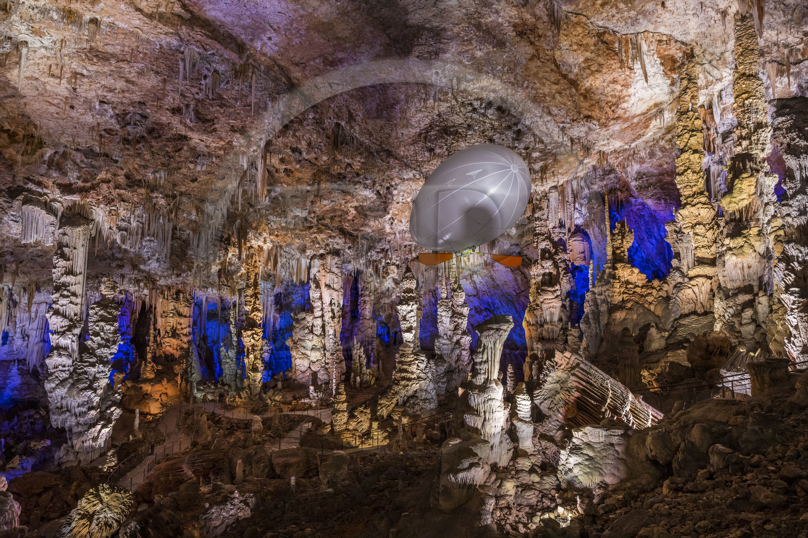 France, Gard (30), Méjannes-le-Clap, grotte de La Salamandre, découverte de la grotte en Aéroplume®, un ballon dirigeable individuel gonflé à l'hélium qui permet de s'envoler en battant des ailes