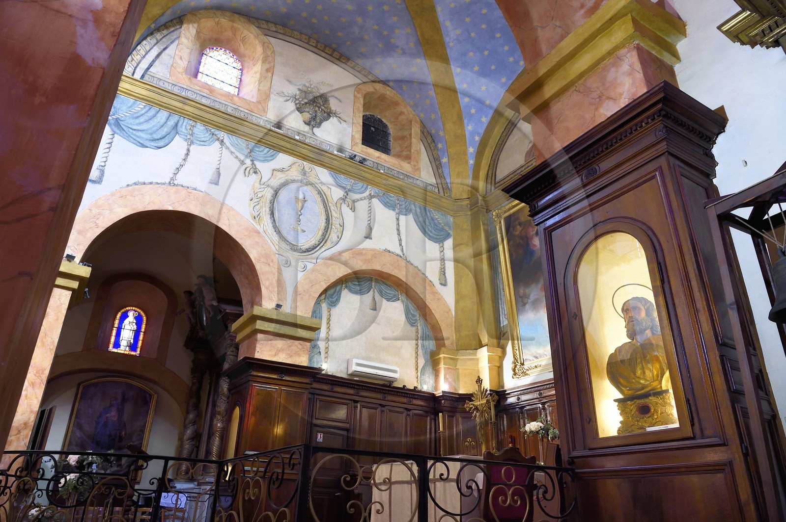 France, Var (83), Bormes-les-Mimosas, l'église Saint-Trophyme, fresques datant de sa construction découvertent lors d'une récente restauration et le buste de Saint-Trophyme