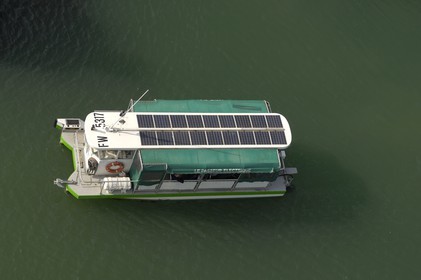 France, Charente-Maritime (17), La Rochelle, le Vieux Port, bateau éléctrique passeur