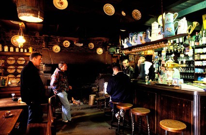 France, Finistère (29), Guimiliau, le relais du calvaire, Café-bar
