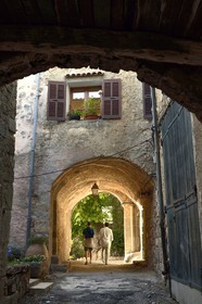 France, Var, the Dracenie, village of Chateaudouble, lane passing under a porch