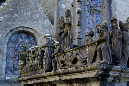 France, Finistère (29), étape sur le chemin de Saint Jacques de Compostelle, Saint-Thegonnec, le calvaire devant l'église dans l'enclos paroissial